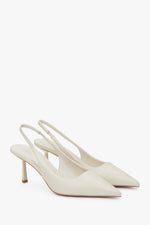 Eleganckie jasnobeżowe czółenka damskie Estro, o szykownym fasonie slingback, na smukłym, wysokim obcasie.