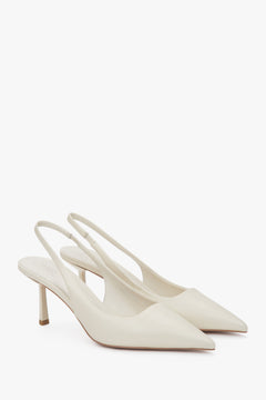 Eleganckie jasnobeżowe czółenka damskie Estro, o szykownym fasonie slingback, na smukłym, wysokim obcasie.