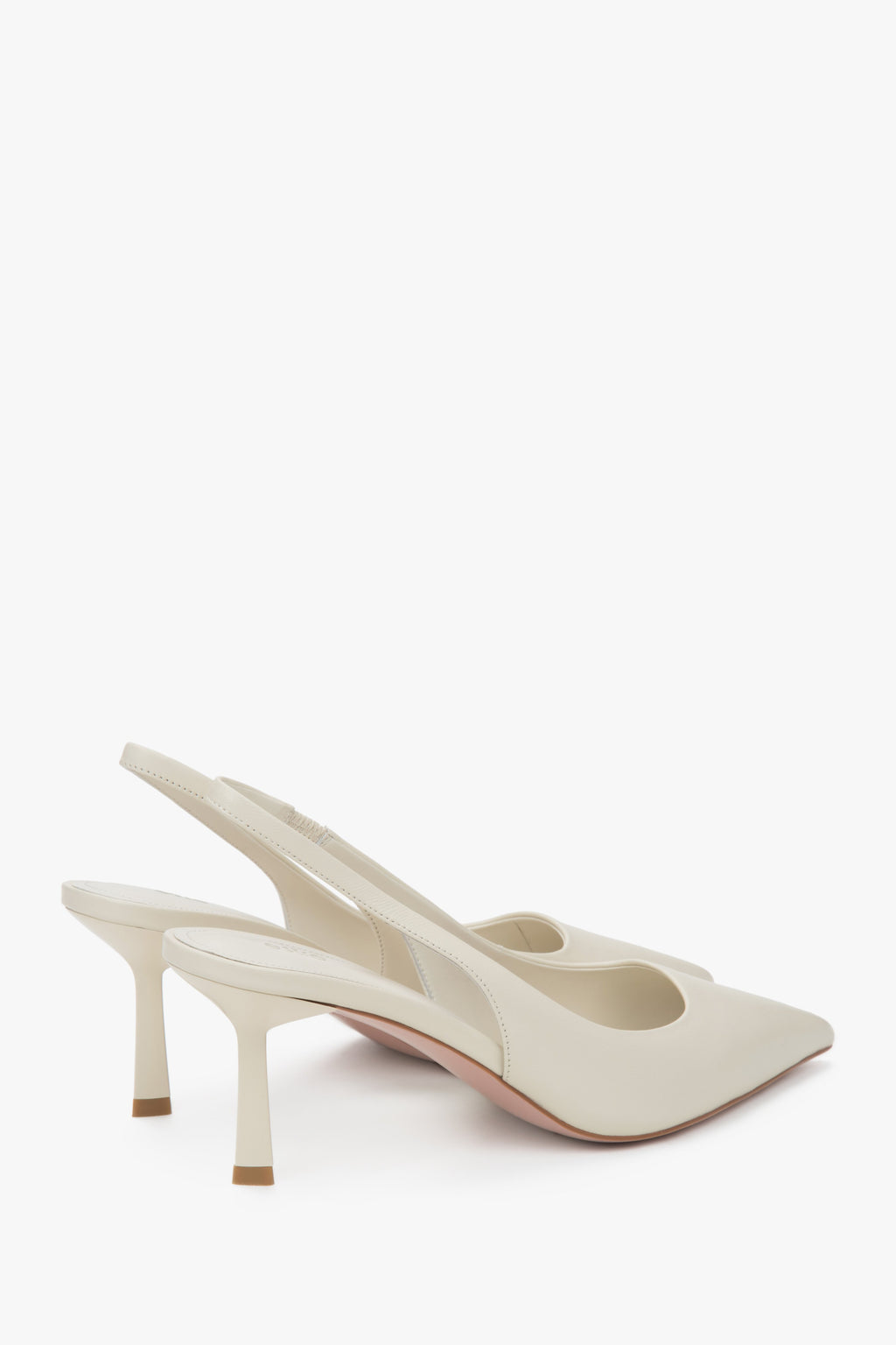 Subtelne jasnobeżowe czółenka damskie Estro, typu slingback, na wysokim obcasie - zbliżenie na obcas.