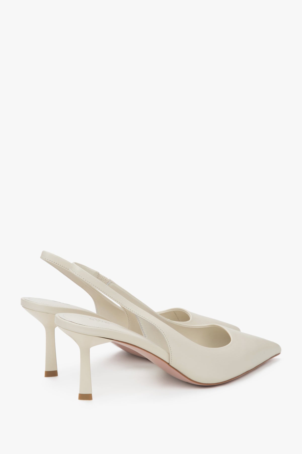 Subtelne jasnobeżowe czółenka damskie Estro, typu slingback, na wysokim obcasie - zbliżenie na obcas.