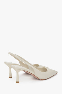 Subtelne jasnobeżowe czółenka damskie Estro, typu slingback, na wysokim obcasie - zbliżenie na obcas.