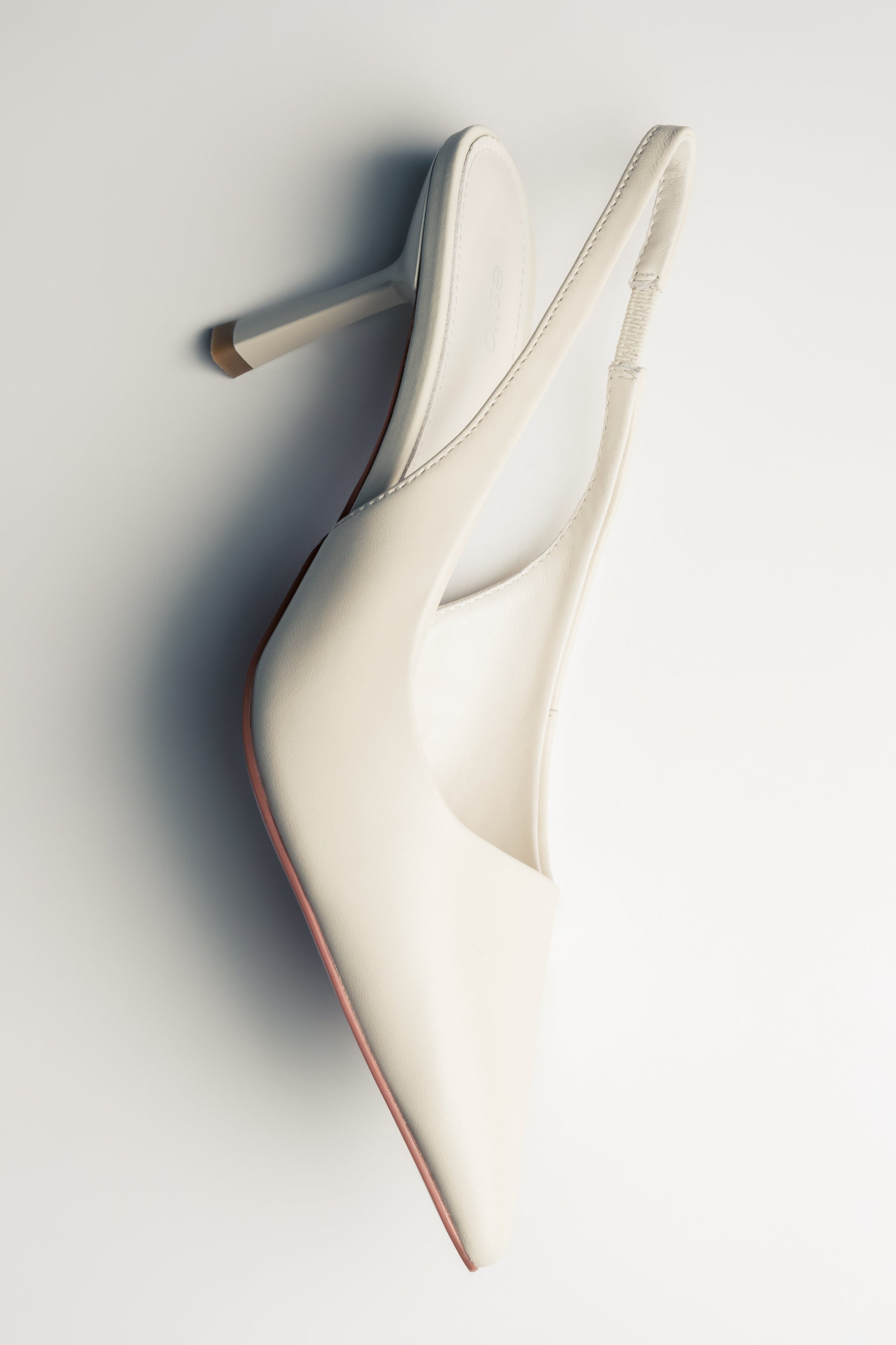 Jasnobeżowe czółenka damskie typu slingback na wysokim obcasie Estro ER00116973.