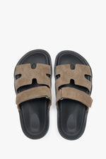 Jasnobeżowe klapki damskie z regulowanym paskiem z włoskiego weluru naturalnego Premium Estro ER00117632.