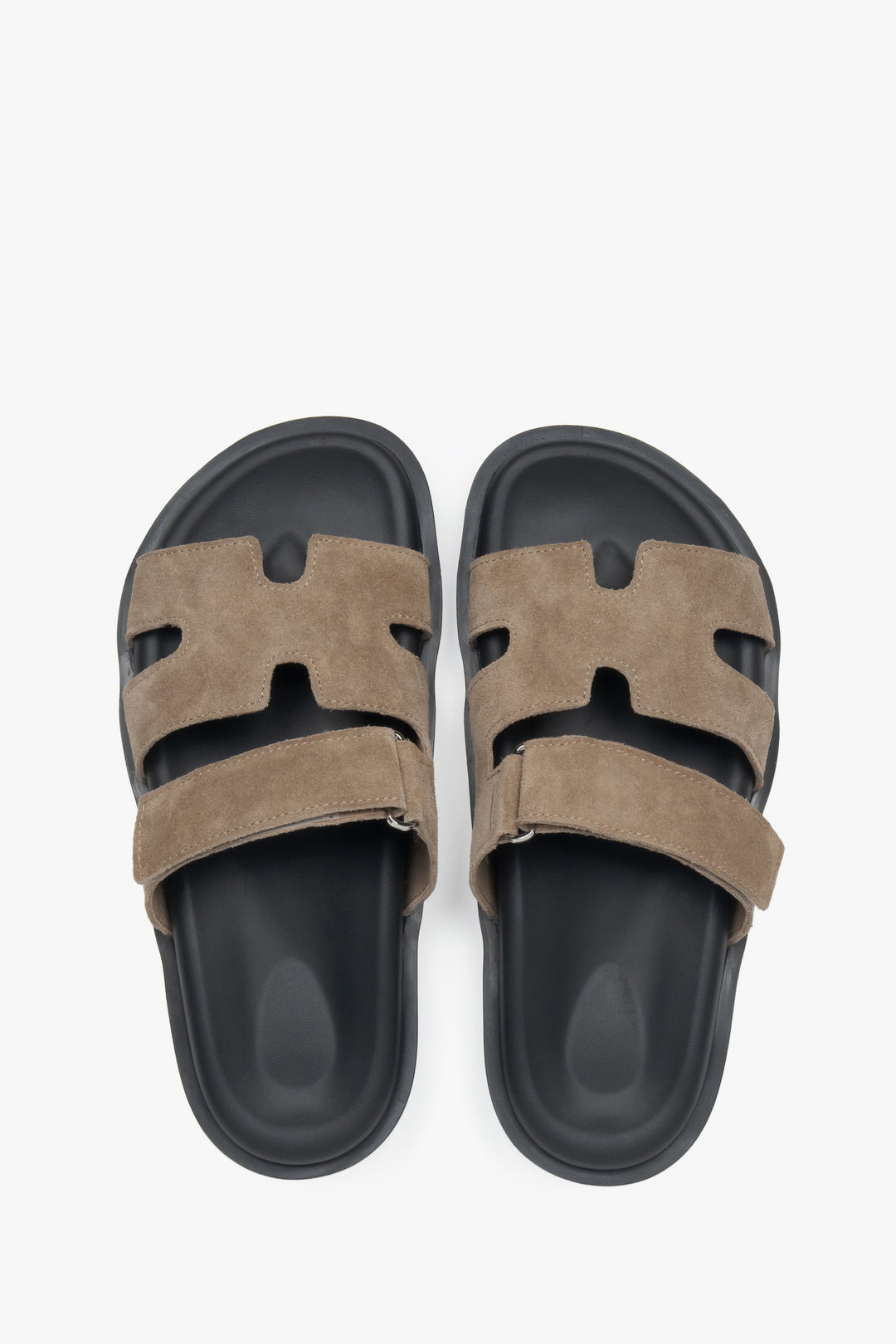 Jasnobeżowe klapki damskie z regulowanym paskiem z włoskiego weluru naturalnego Premium Estro ER00117632.