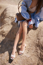 Jasnobeżowe klapki damskie ze skóry naturalnej na niskim obcasie Estro ER00116912.