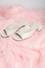 Białe klapki damskie ze skóry naturalnej na niskim obcasie Estro ER00116912.