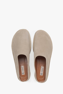 Jasnobeżowe klapki z weluru naturalnego marki Estro – idealne na przejściowe pory roku, z zabudowanym przodem dla dodatkowej ochrony. 
