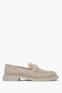 Eleganckie jasnobeżowe loafersy damskie typu Penny Estro, wykonane z włoskiego weluru naturalnego Premium. 