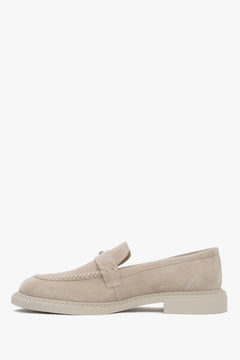 Luksusowe loafersy damskie Estro w jasnobeżowym odcieniu, wykonane z włoskiego weluru naturalnego Premium w stylu Penny.