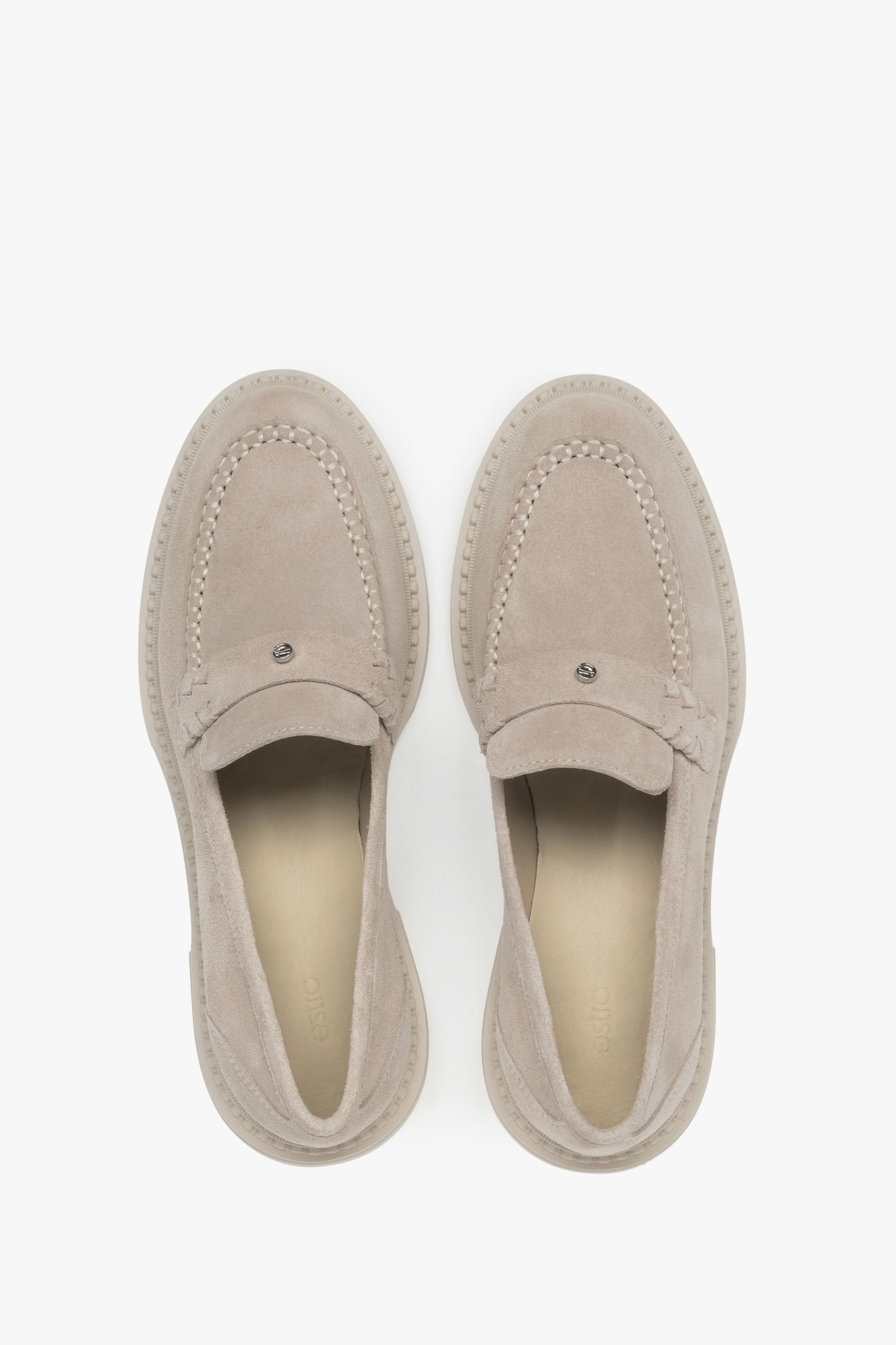 Loafersy z weluru naturalnego Premium marki Estro w jasnobeżowej kolorystyce - prezentacja z góry.