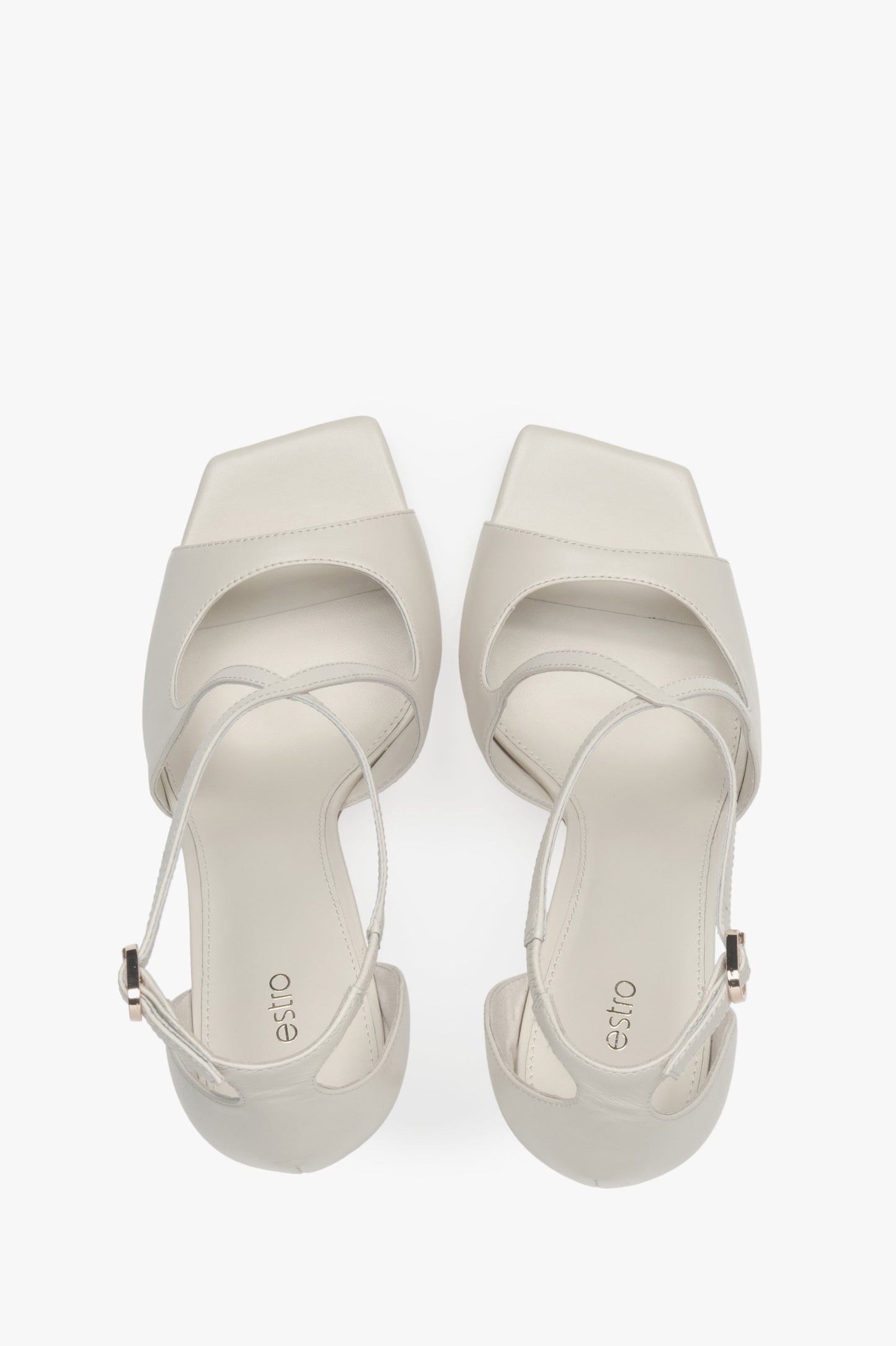 Sandałki damskie na szpilce Estro, jasnobeżowe, z ozdobnym zapięciem.