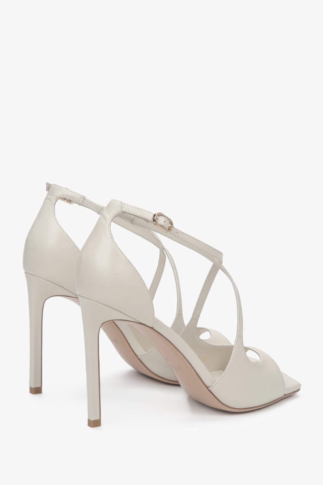 Z ozdobnym zapięciem, jasnobeżowe sandałki damskie na szpilce Estro.