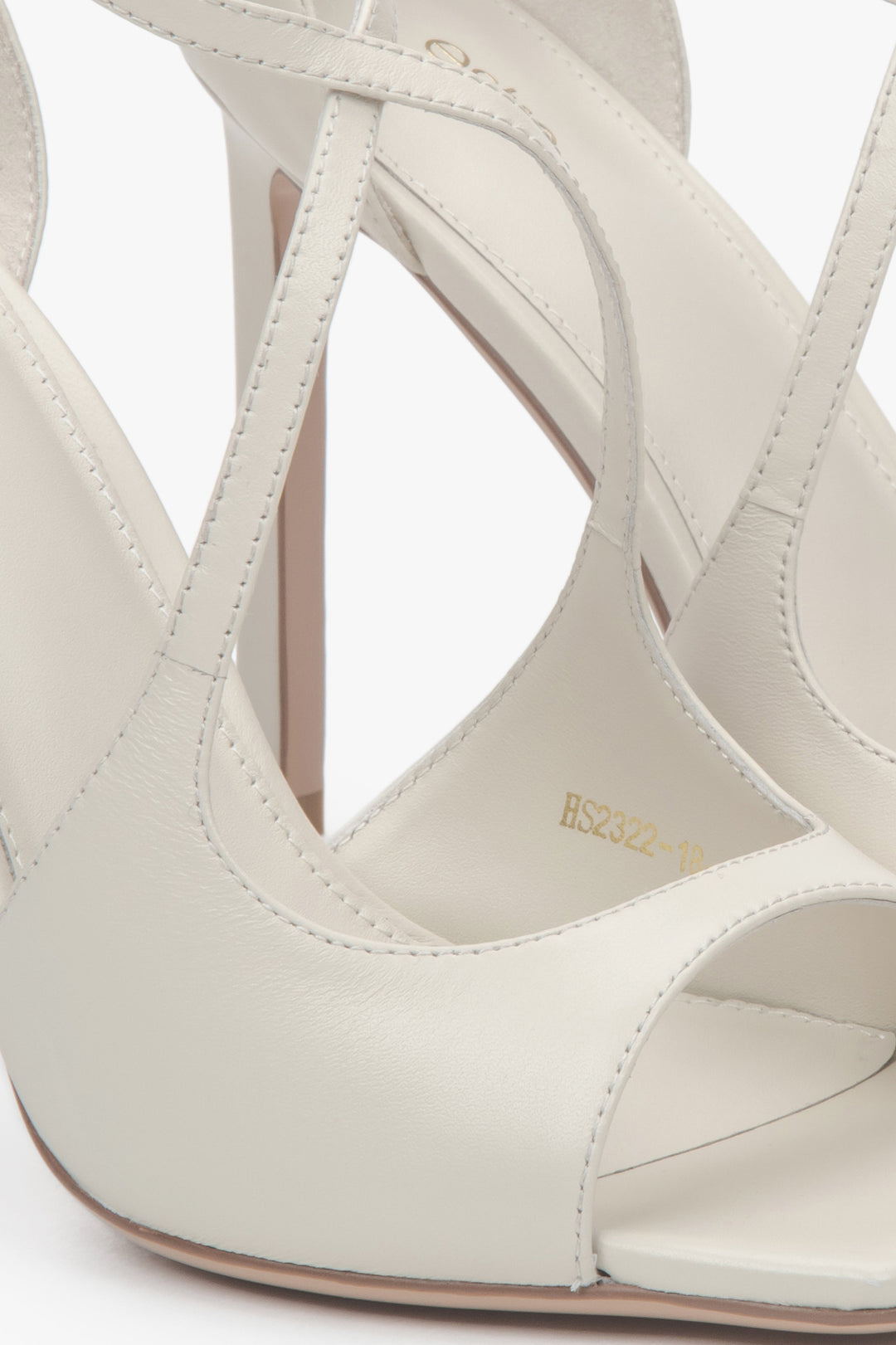 Jasnobeżowe sandałki damskie Estro na szpilce, z ozdobnym zapięciem.