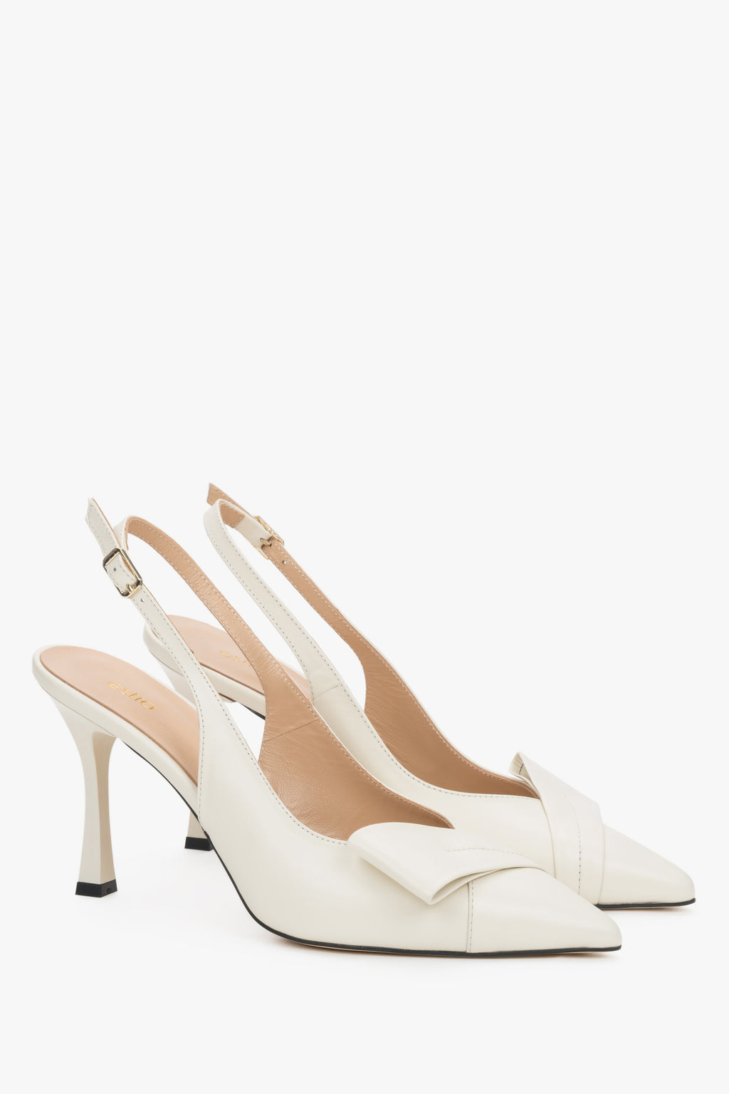 Jasnobeżowe skórzane czółenka slingback Estro na wysokiej szpilce, prezentujące głębokie wycięcie cholewki, geometryczny detal na nosku oraz wąski pasek wokół pięty.