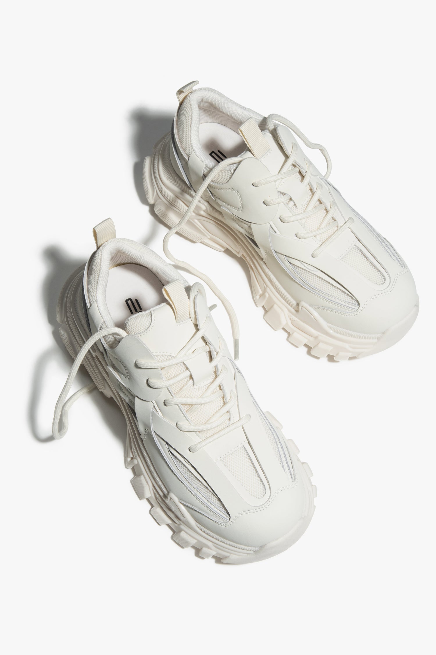 Jasnobeżowe sneakersy damskie na grubej podeszwie ES8 ER00112610