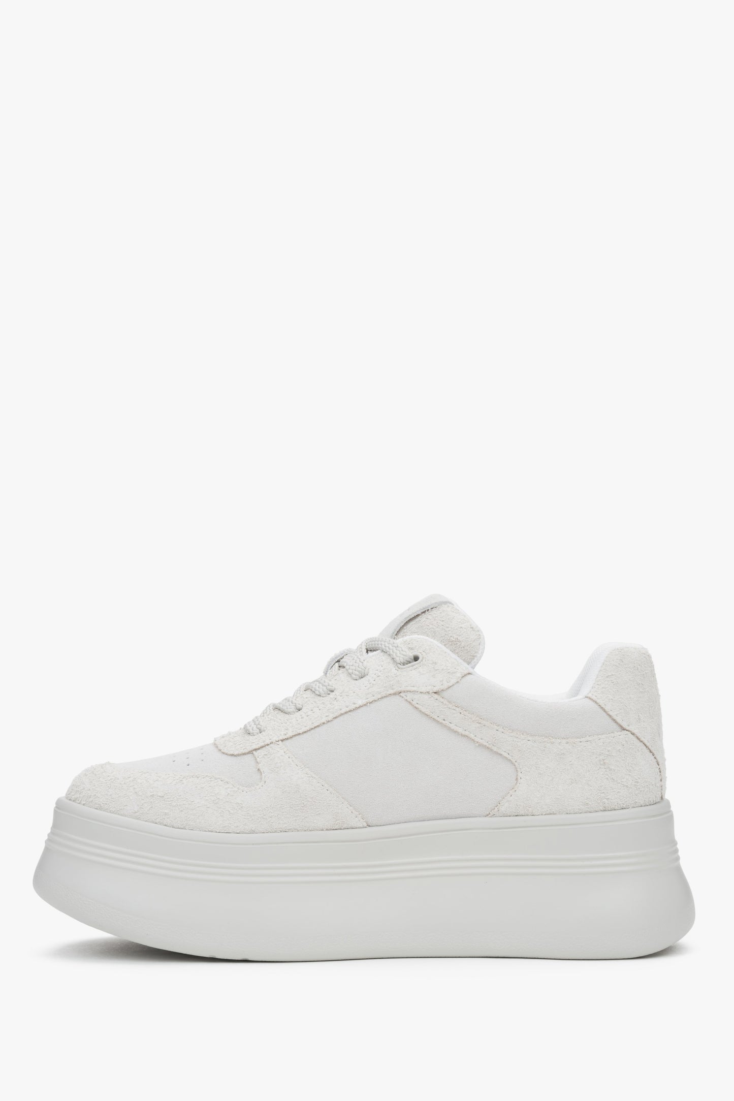 Komfortowe jasnobeżowe sneakersy damskie Estro, uszyte z przyjemnego weluru i posiadające wygodną, wysoką platformę.