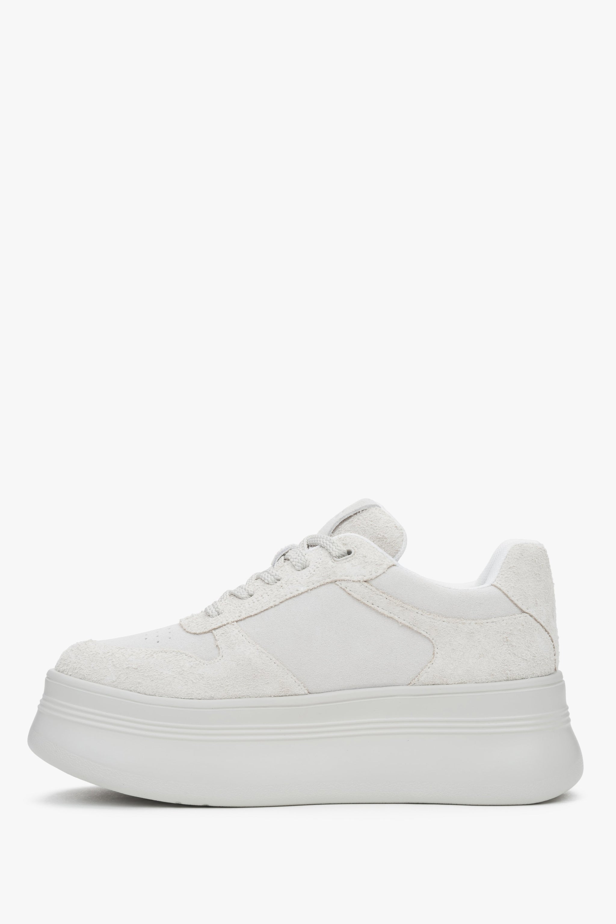 Komfortowe jasnobeżowe sneakersy damskie Estro, uszyte z przyjemnego weluru i posiadające wygodną, wysoką platformę.