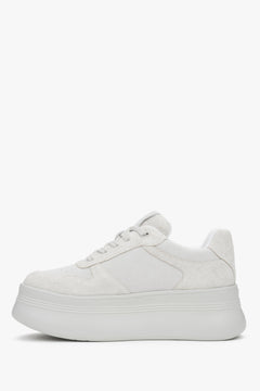 Komfortowe jasnobeżowe sneakersy damskie Estro, uszyte z przyjemnego weluru i posiadające wygodną, wysoką platformę.