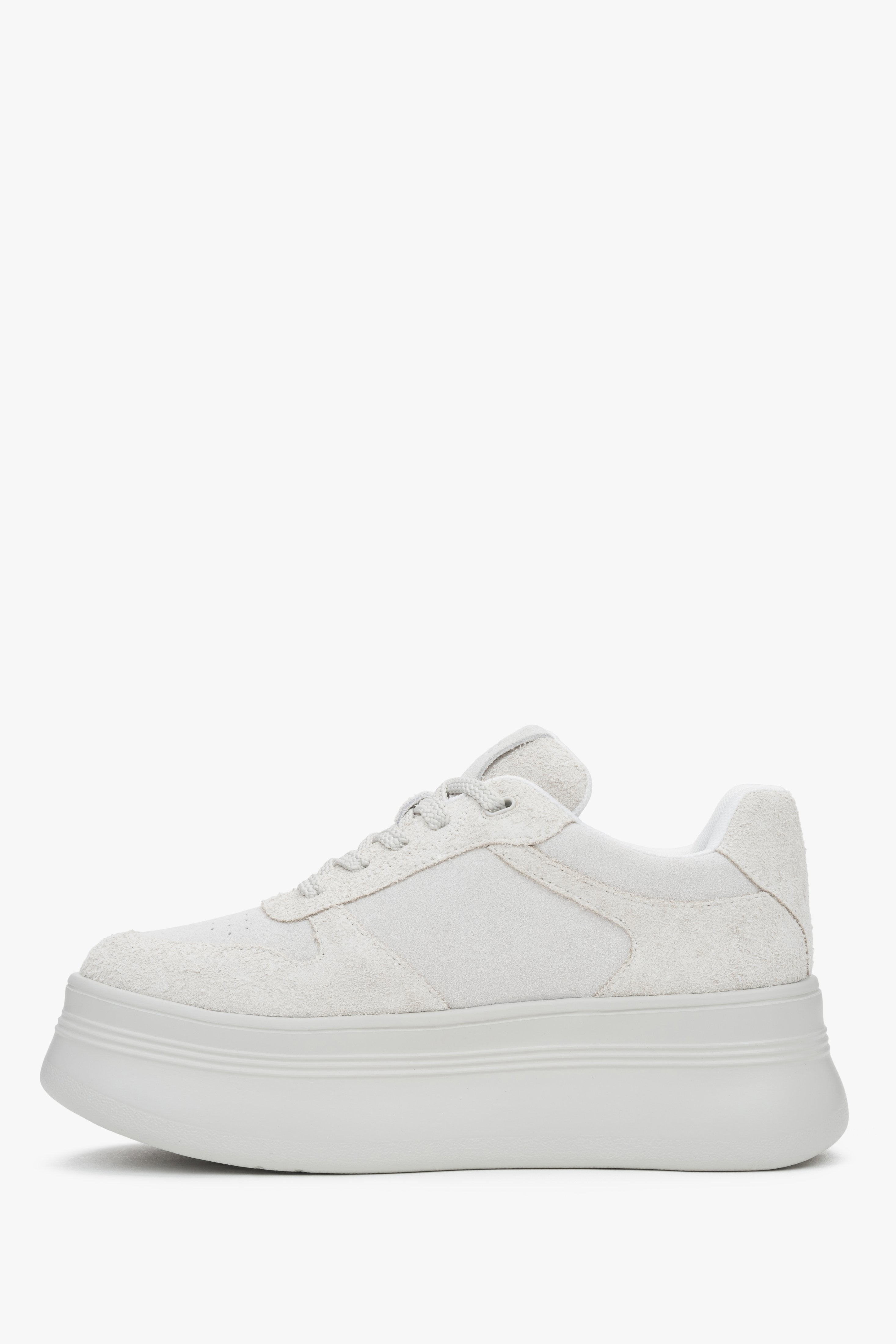 Komfortowe jasnobeżowe sneakersy damskie Estro, uszyte z przyjemnego weluru i posiadające wygodną, wysoką platformę.