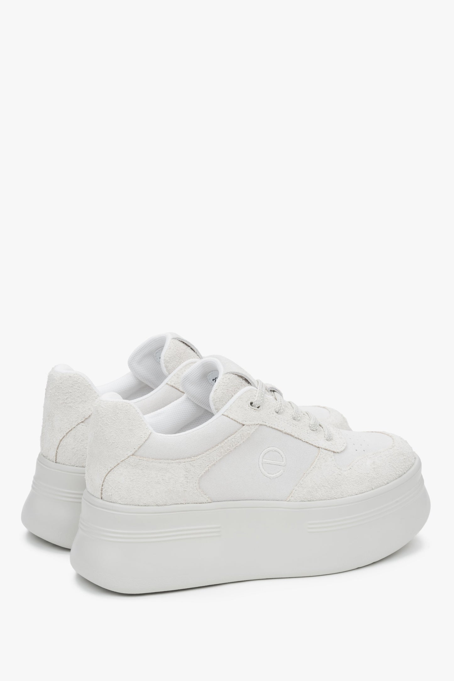 Nowoczesne jasnobeżowe sneakersy damskie Estro, wykonane z weluru, z wysoką platformą.