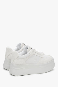 Nowoczesne jasnobeżowe sneakersy damskie Estro, wykonane z weluru, z wysoką platformą.