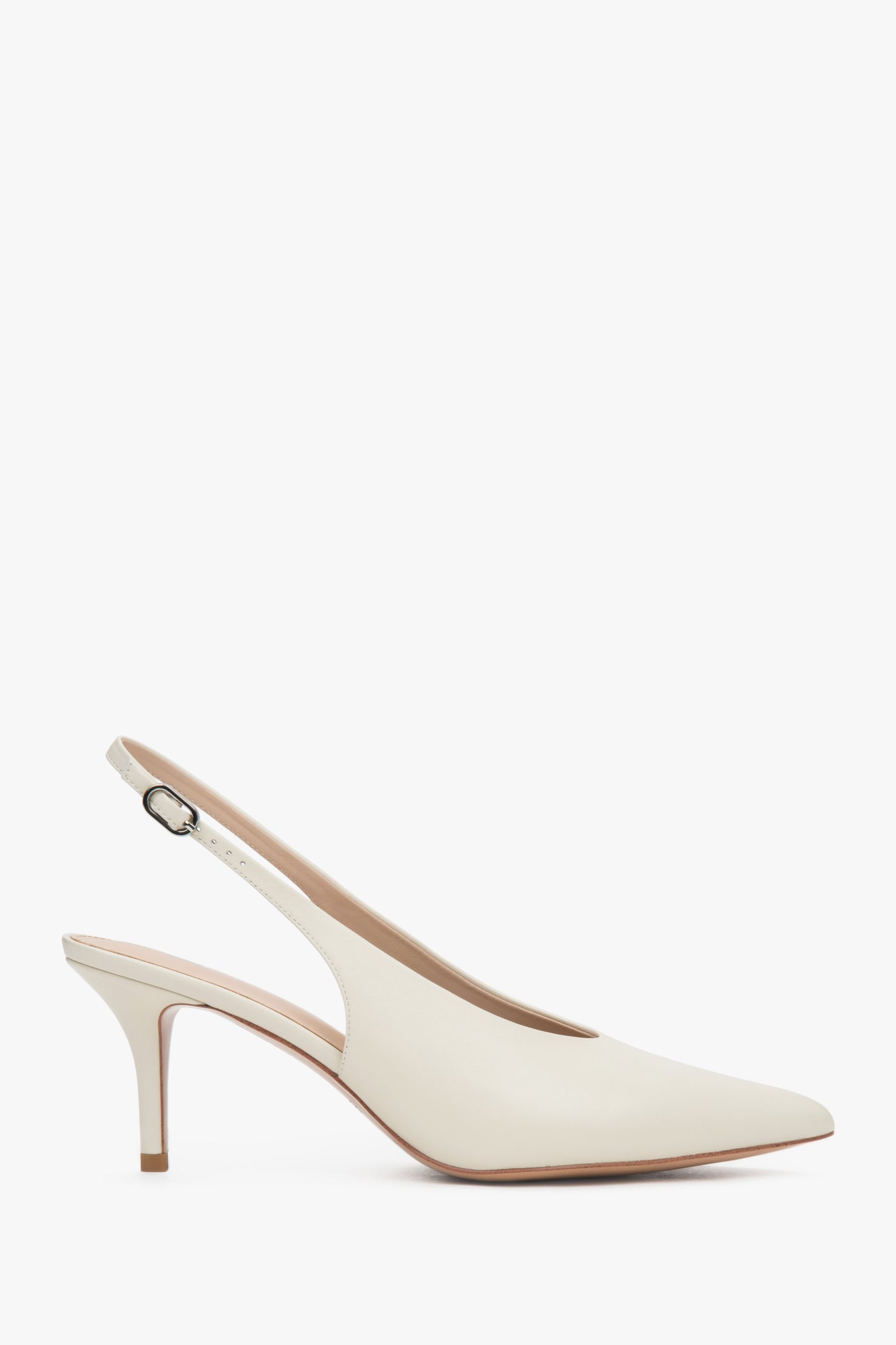 Jasnobeżowe skórzane czółenka damskie typu slingback na obcasie Estro ER00117232.