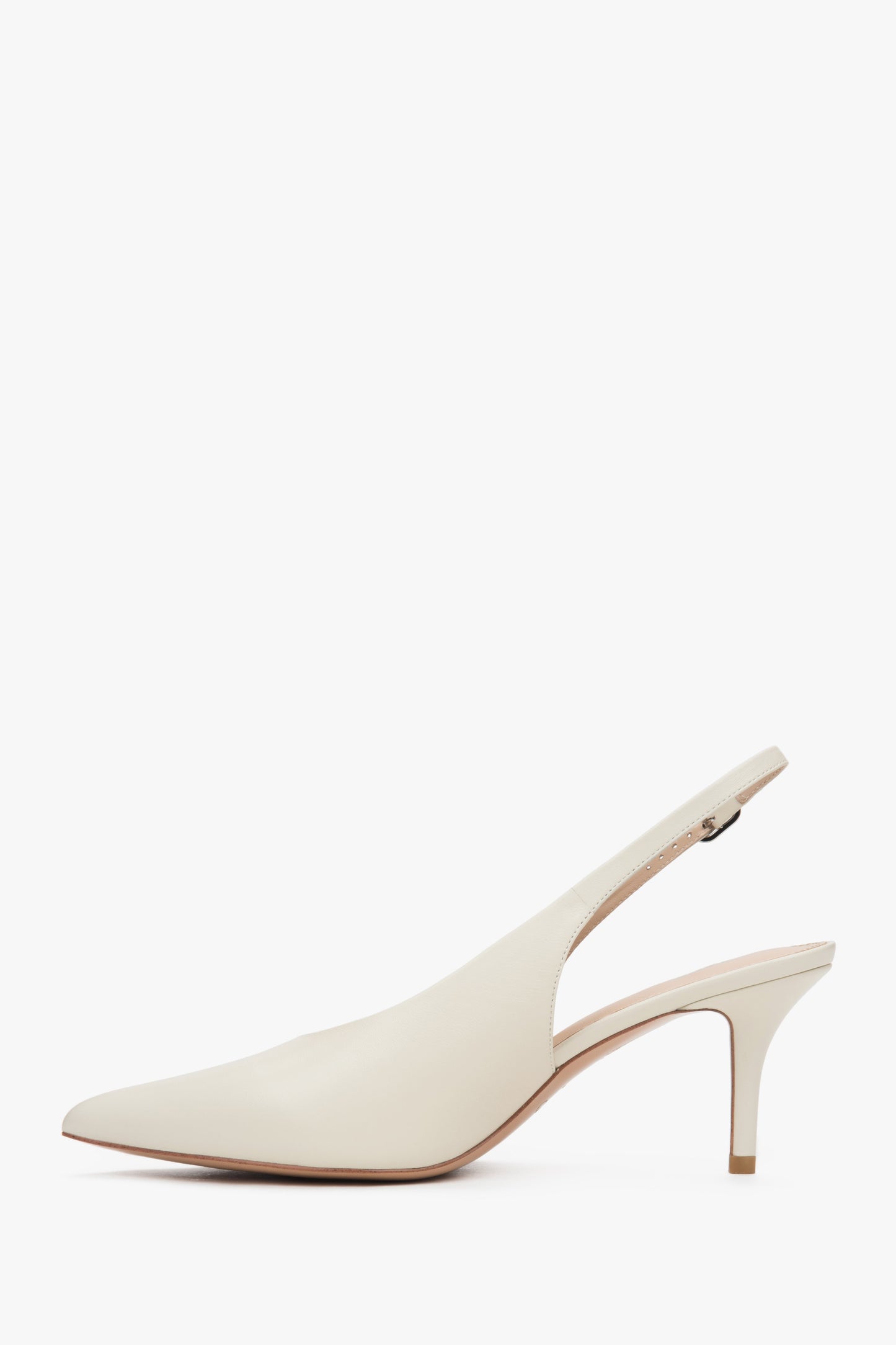 Eleganckie jasnobeżowe czółenka damskie Estro, wykonane z naturalnej skóry, o fasonie slingback i na wygodnym obcasie.