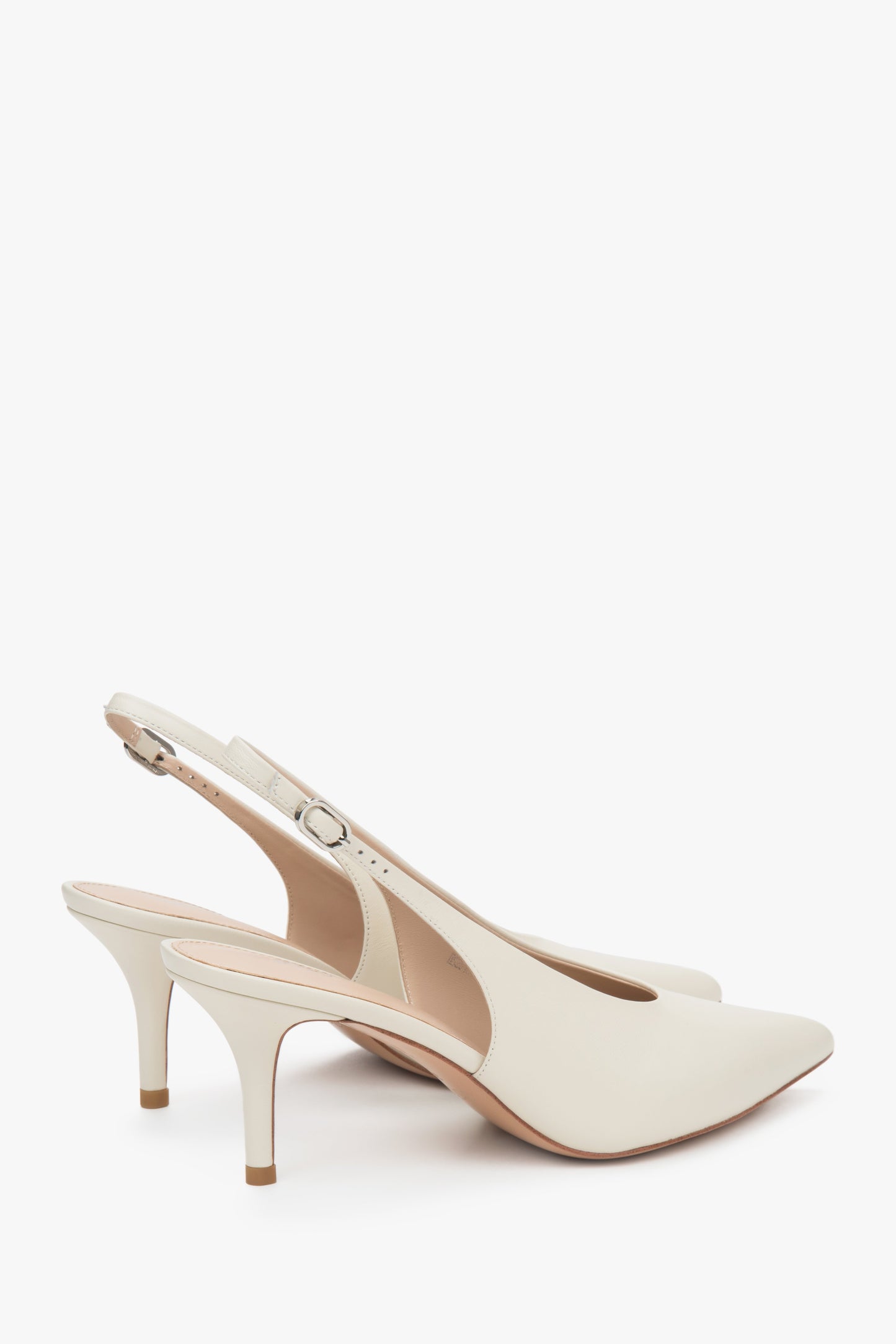 Komfortowe jasnobeżowe czółenka damskie Estro ze skóry, o fasonie slingback i na obcasie.