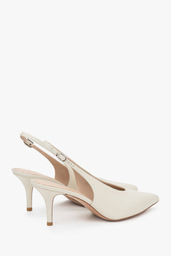 Komfortowe jasnobeżowe czółenka damskie Estro ze skóry, o fasonie slingback i na obcasie.