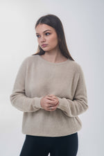 Jasnobeżowy sweter damski z dodatkiem wełny z alpaki Estro ER00118757.