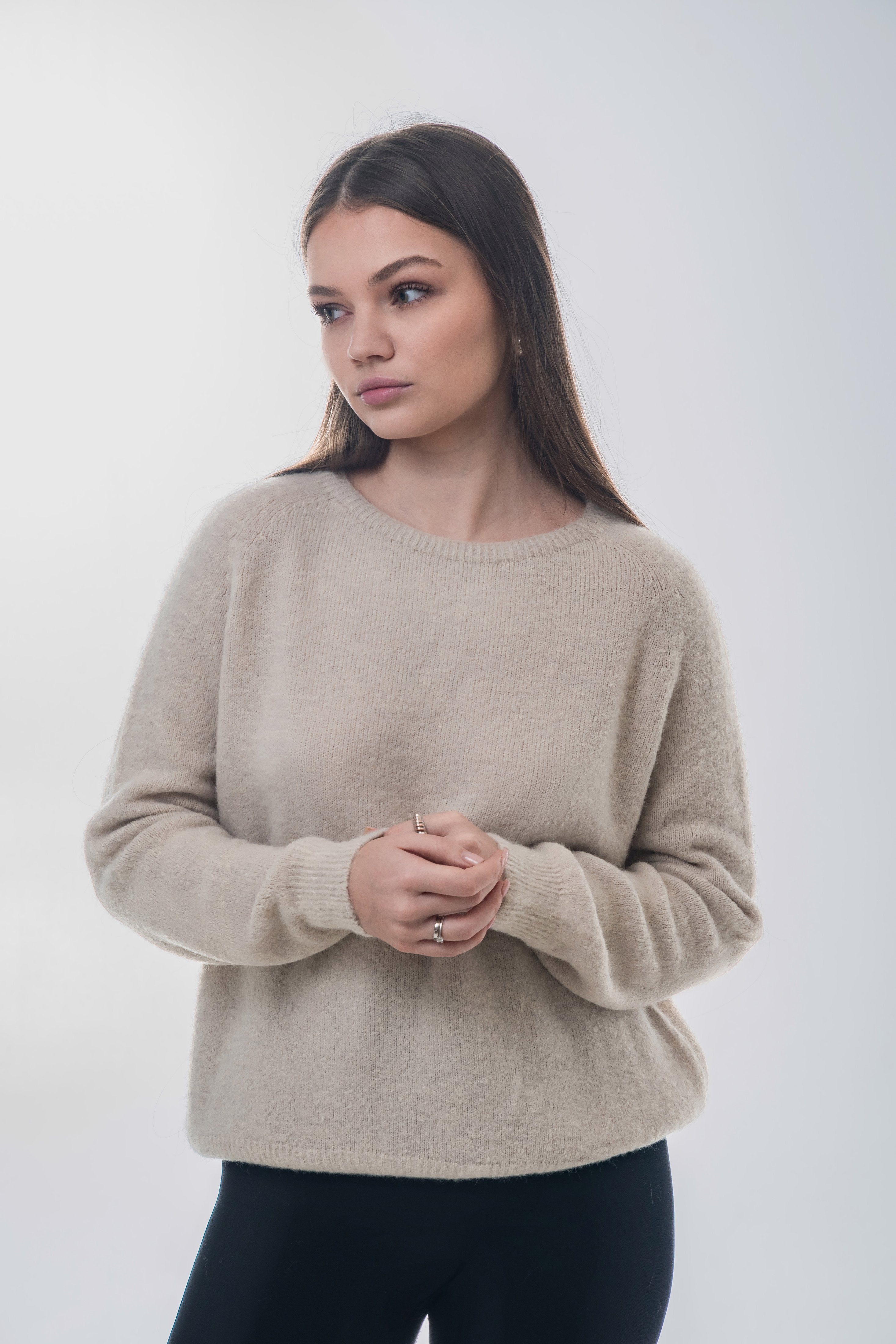 Jasnobeżowy sweter damski z dodatkiem wełny z alpaki Estro ER00118757.