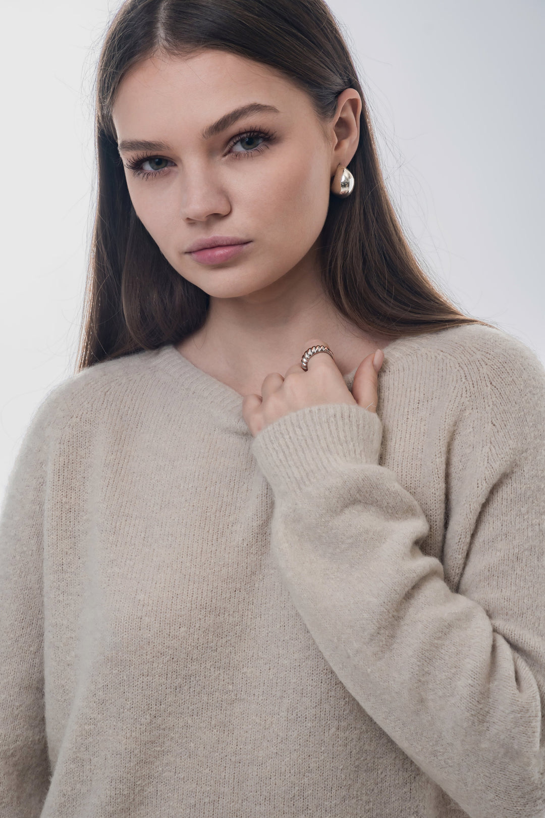 Damski jasnobeżowy sweter z dodatkiem wełny z alpaki Estro.