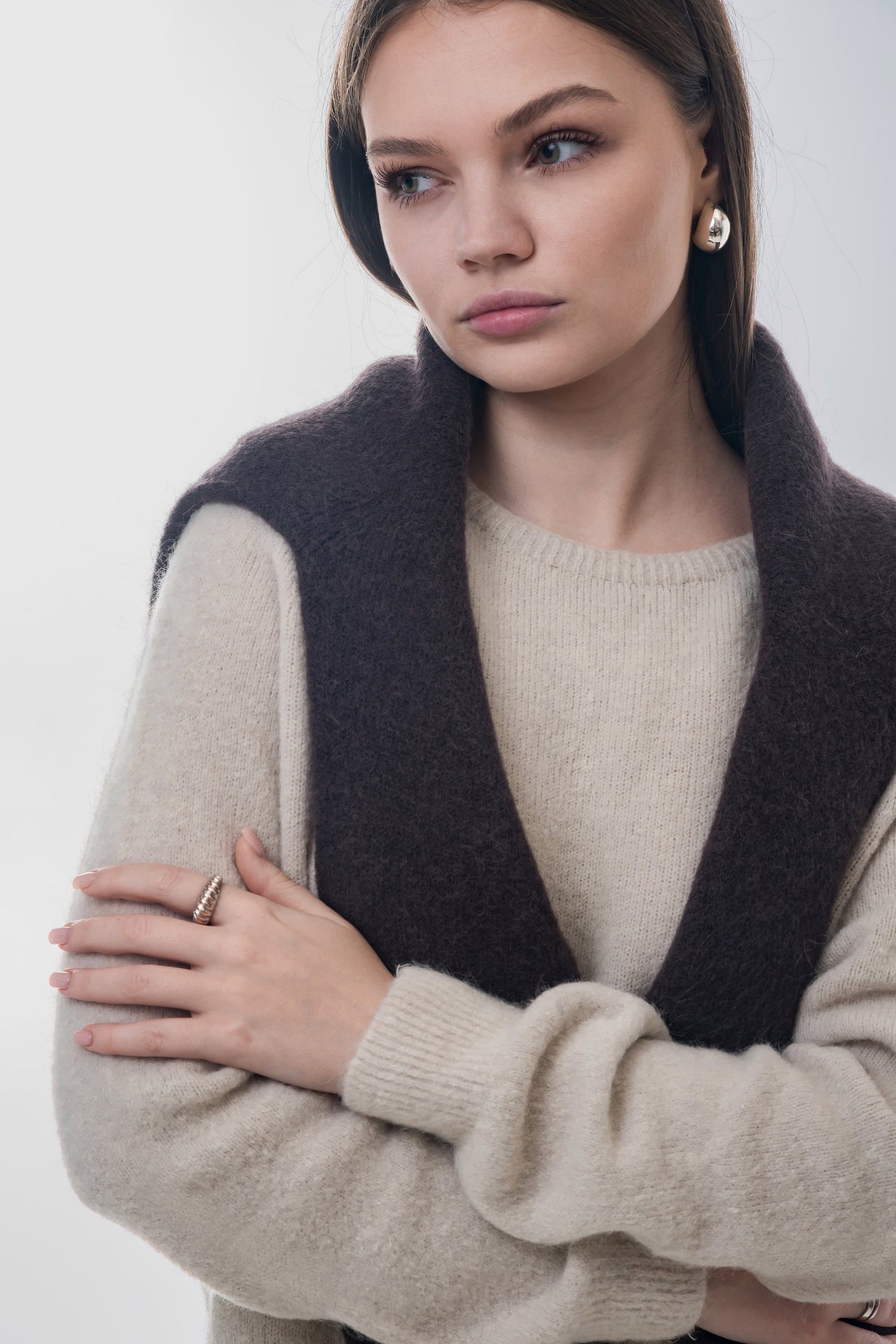 Jasnobeżowy sweter damski Estro z dodatkiem wełny z alpaki.