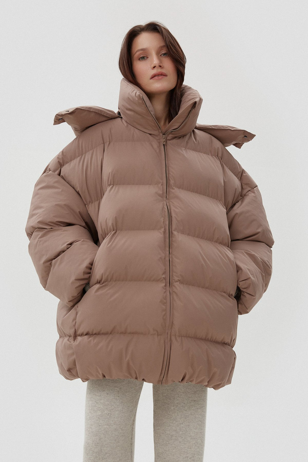 Jasnobrązowa pikowana kurtka damska oversize typu puffer z wysokim kołnierzem Estro ER00113903.