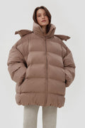 Jasnobrązowa pikowana kurtka damska oversize typu puffer z wysokim kołnierzem Estro ER00113903.