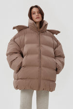 Jasnobrązowa pikowana kurtka damska oversize typu puffer z wysokim kołnierzem Estro ER00113903.