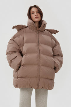 Jasnobrązowa pikowana kurtka damska oversize typu puffer z wysokim kołnierzem Estro ER00113903.