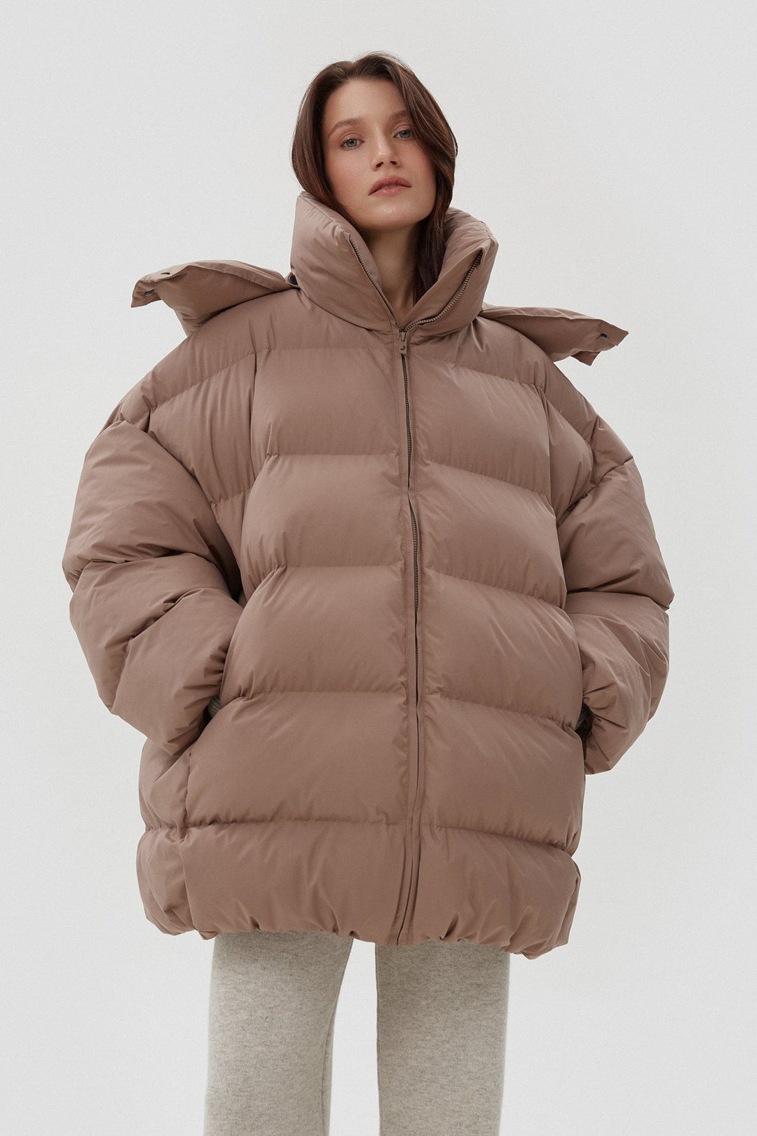 Jasnobrązowa pikowana kurtka damska oversize typu puffer z wysokim kołnierzem Estro ER00113903.