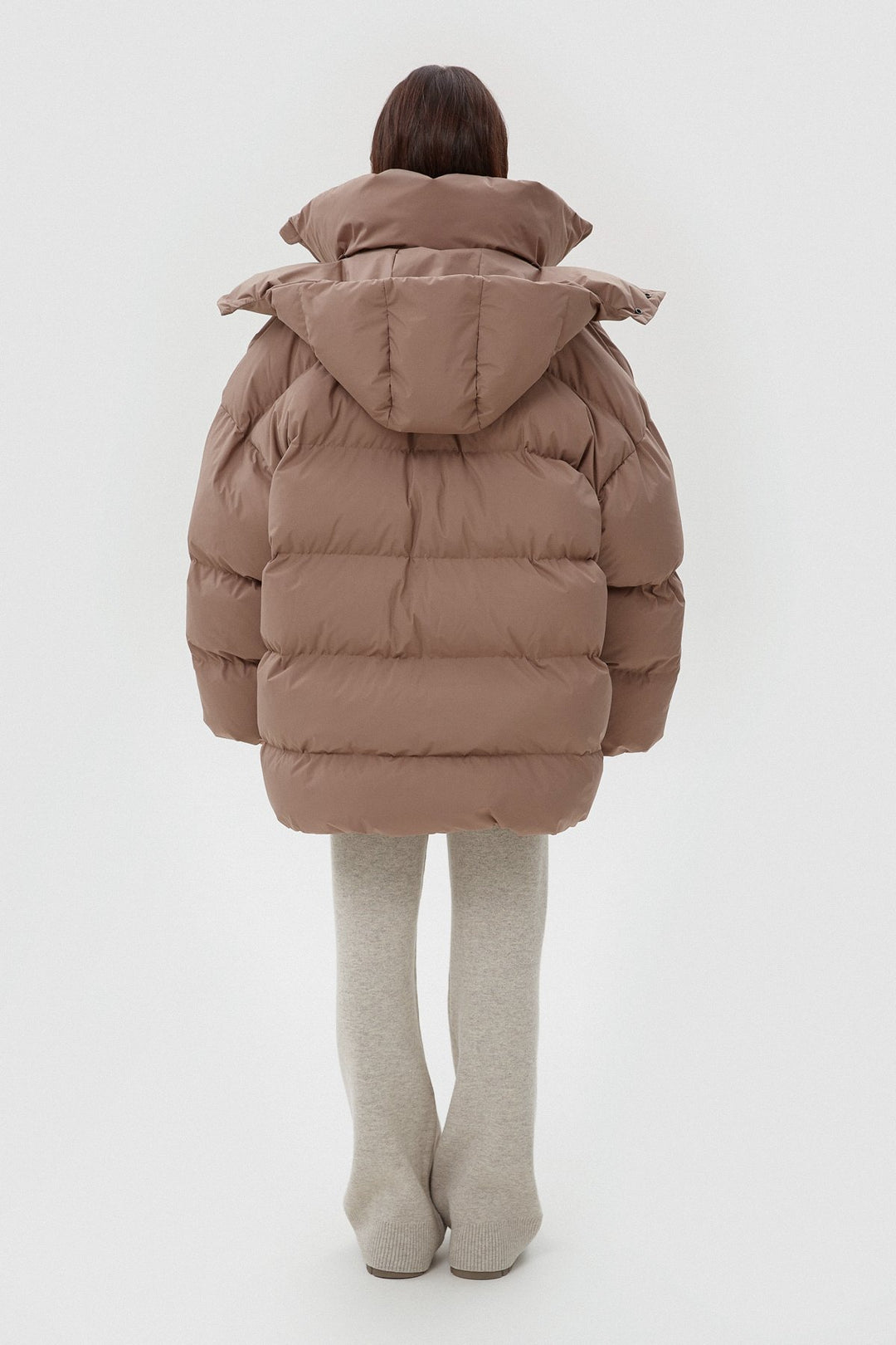 Damska jasnobrązowa pikowana kurtka oversize typu puffer z wysokim kołnierzem Estro ER00113903.