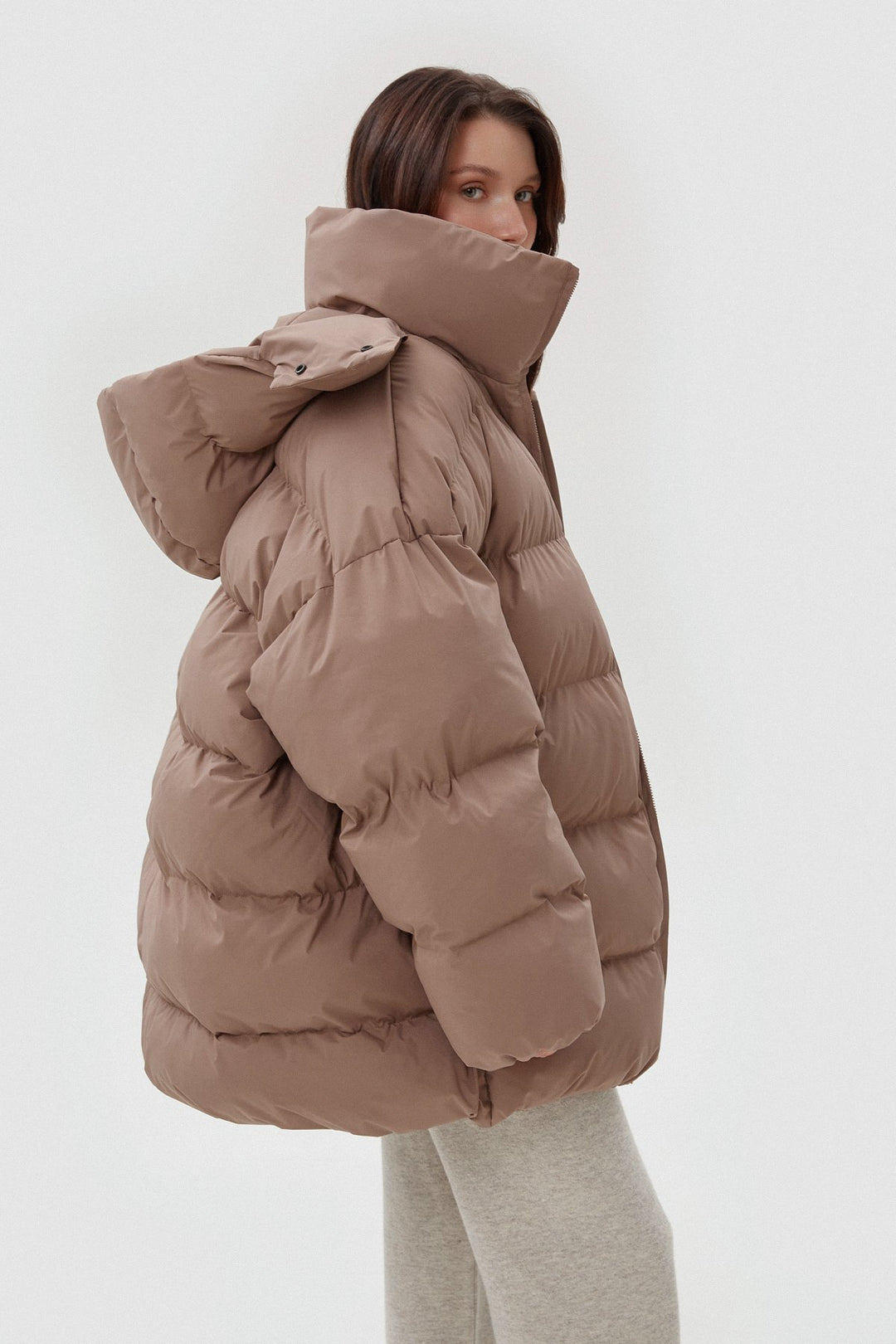 Pikowana kurtka damska oversize typu puffer, jasnobrązowa, z wysokim kołnierzem, Estro ER00113903.