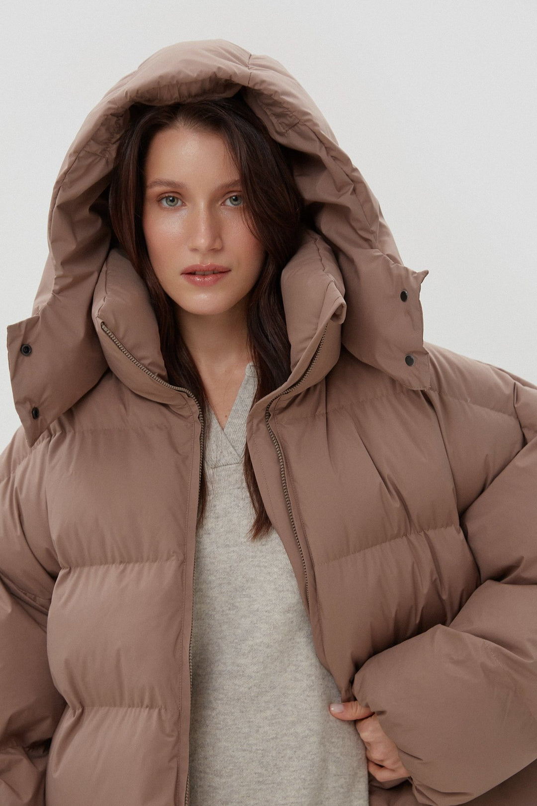 Z wysokim kołnierzem, jasnobrązowa pikowana kurtka damska oversize typu puffer Estro ER00113903.