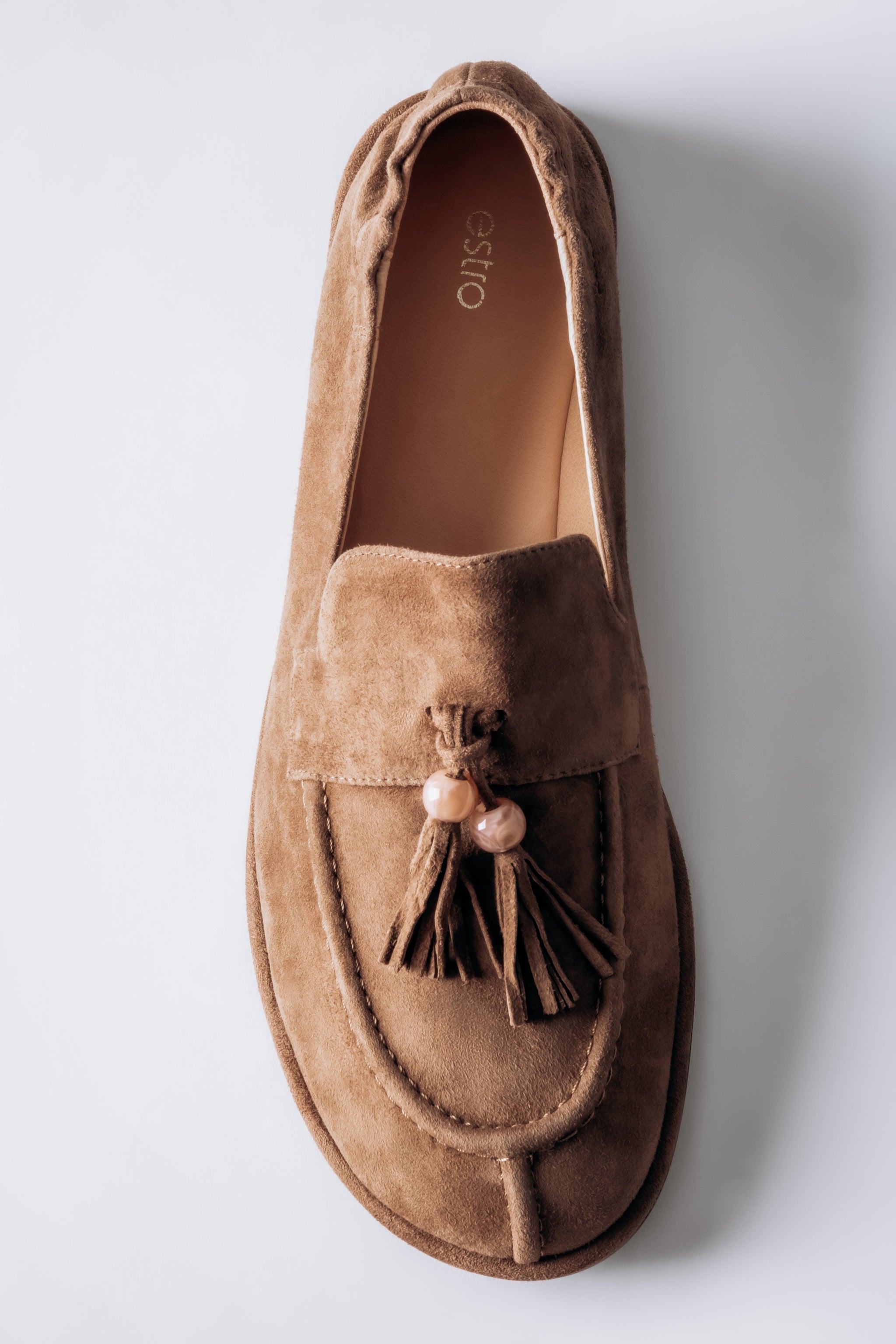 Jasnobrązowe loafersy damskie z ozdobnym chwostem typu barefoot z weluru naturalnego Estro ER00119872.