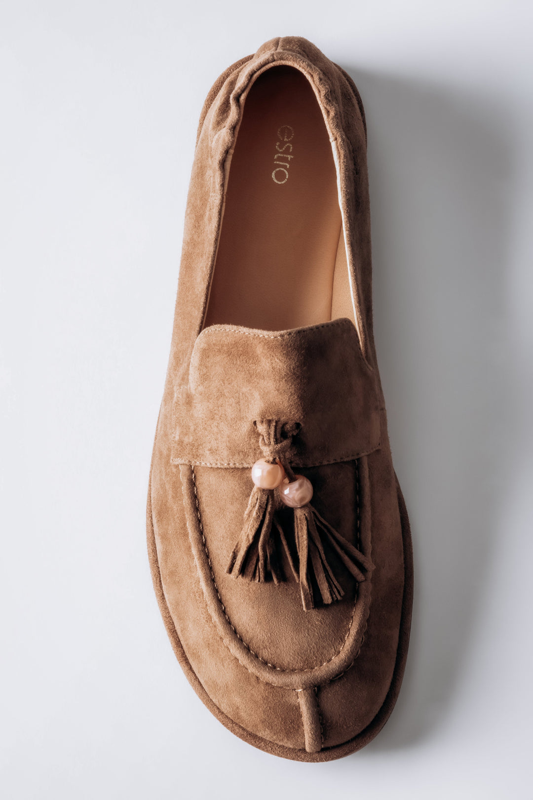 Jasnobrązowe loafersy damskie z ozdobnym chwostem typu barefoot z weluru naturalnego Estro ER00119872.