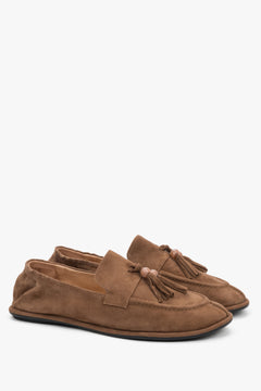 Jasnobrązowe loafersy damskie z ozdobnym chwostem typu barefoot z weluru naturalnego.