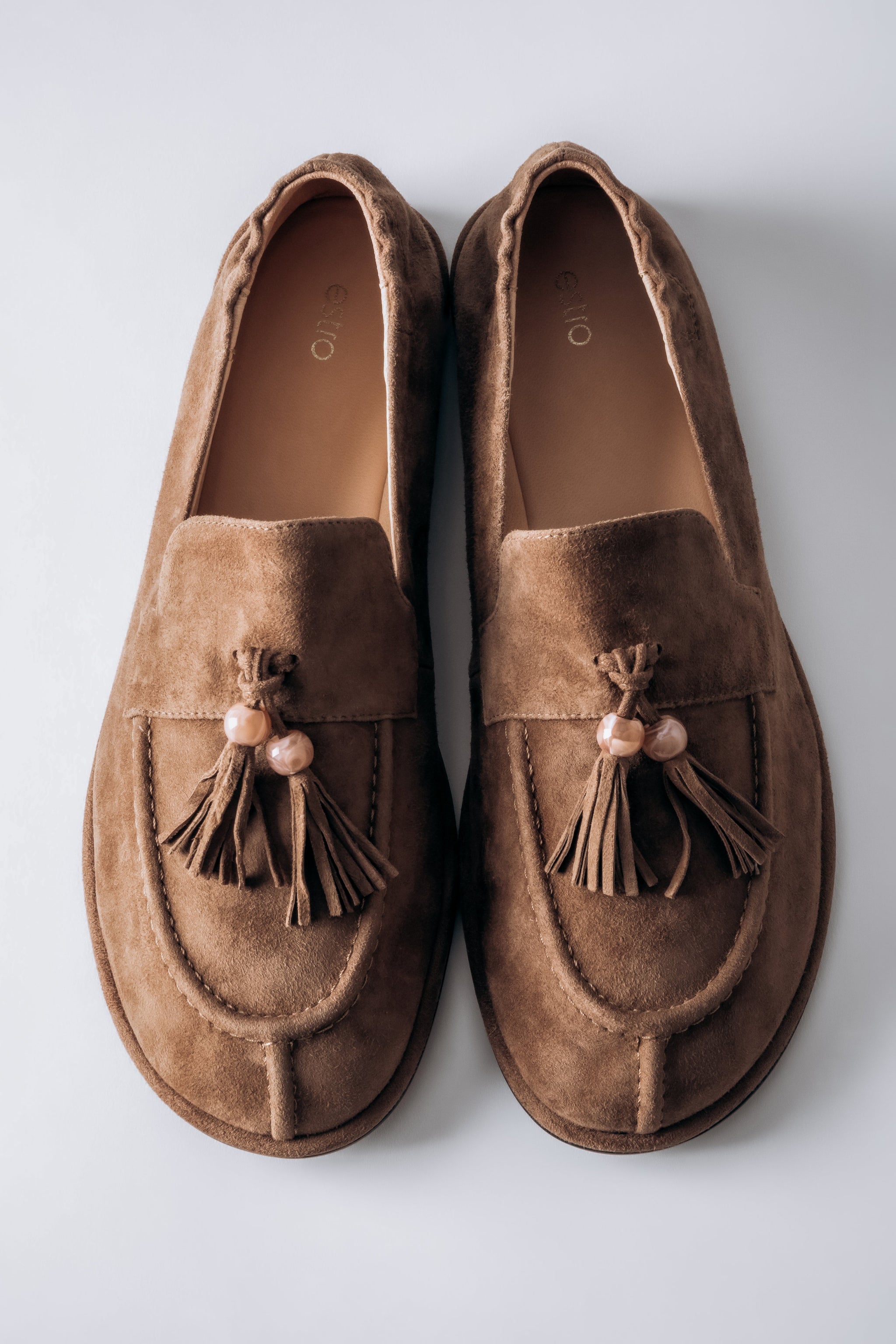 Loafersy damskie typu barefoot, jasnobrązowe, z ozdobnym chwostem, z weluru naturalnego, Estro.
