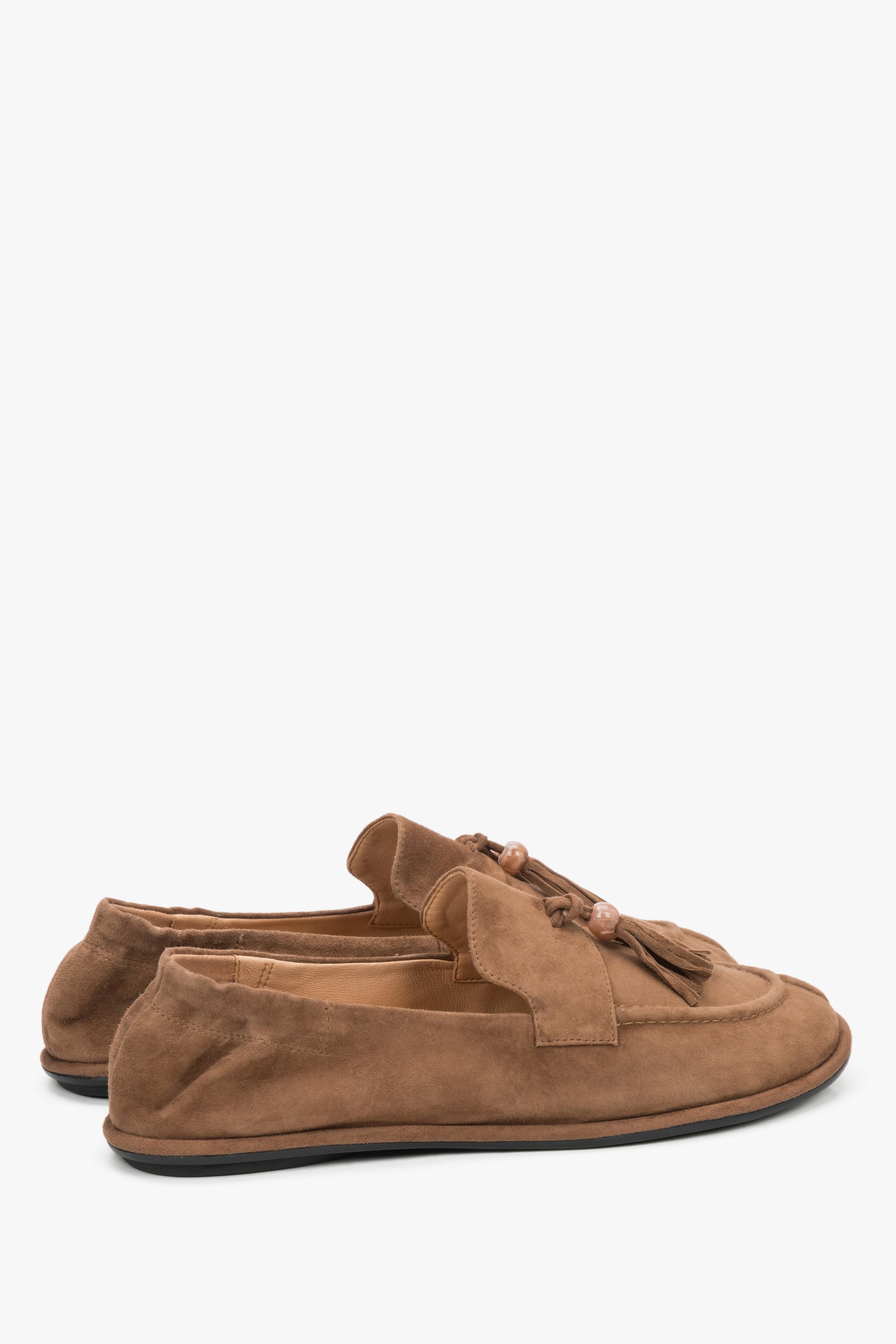 Z weluru naturalnego, jasnobrązowe loafersy damskie typu barefoot z ozdobnym chwostem Estro.