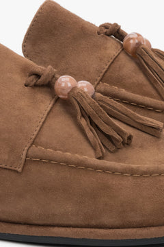 Jasnobrązowe loafersy damskie Estro, typu barefoot, z ozdobnym chwostem, z weluru naturalnego.