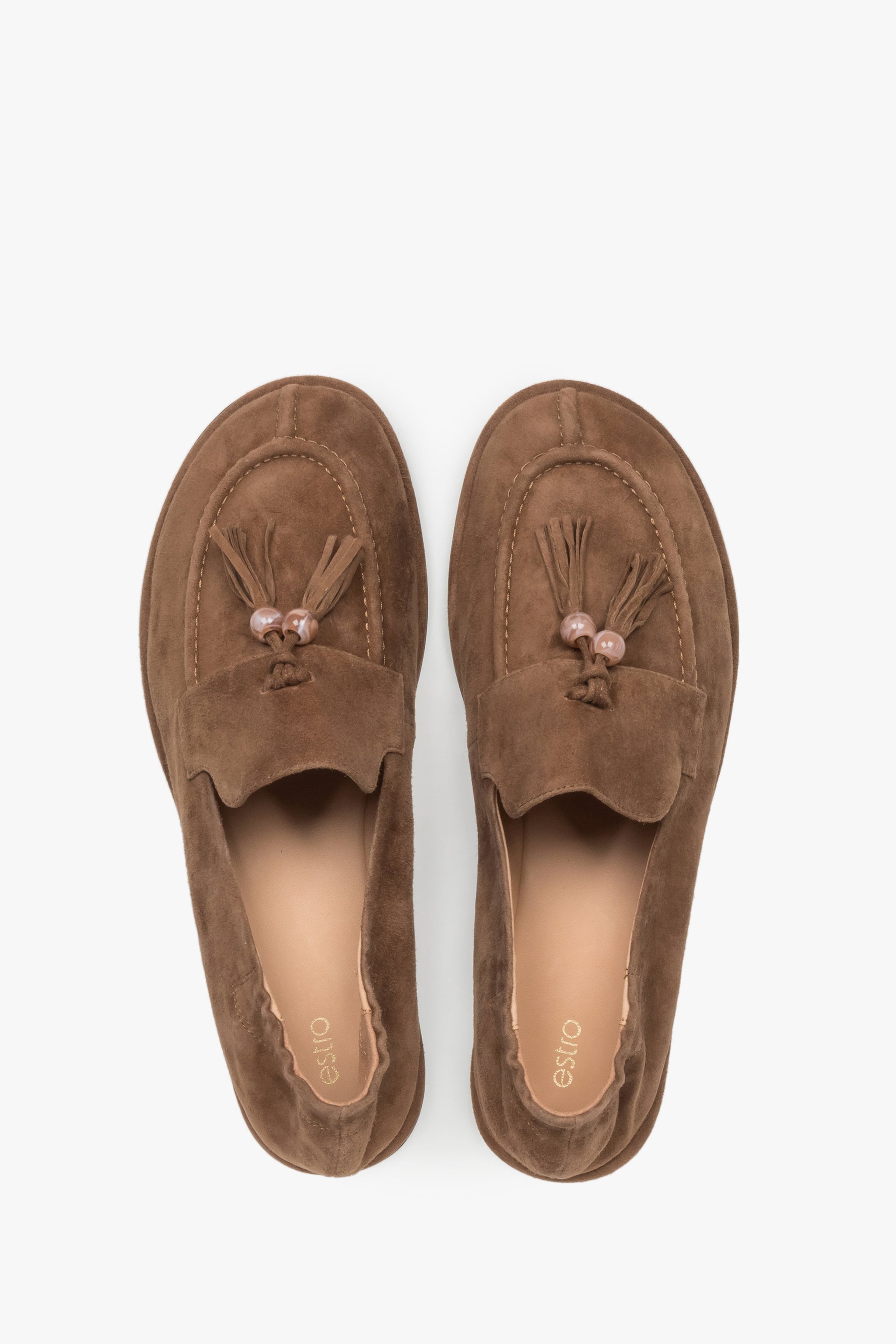 Jasnobrązowe loafersy damskie z ozdobnym chwostem typu barefoot z weluru naturalnego.