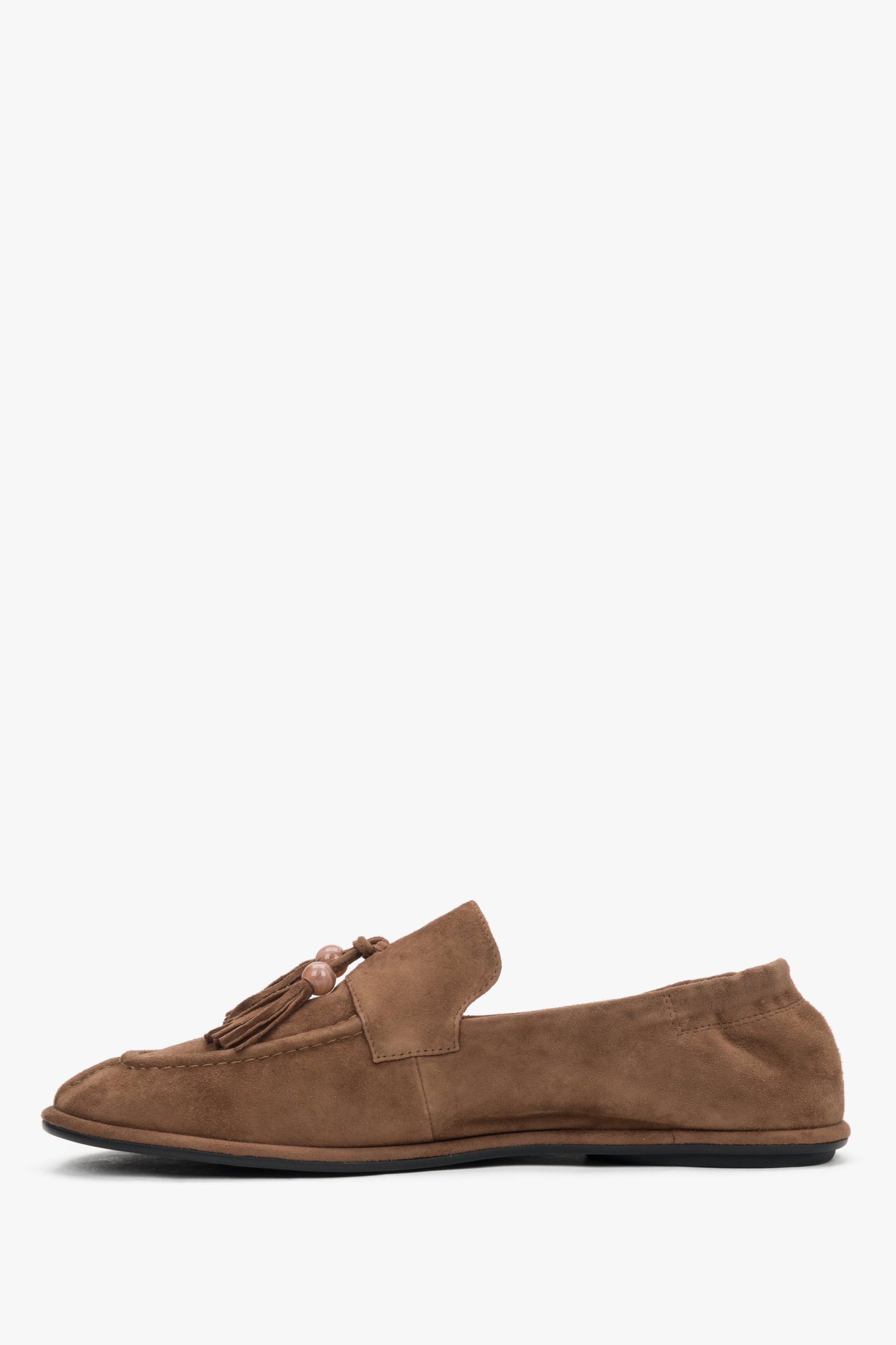 Damskie jasnobrązowe loafersy z ozdobnym chwostem typu barefoot z weluru naturalnego Estro.