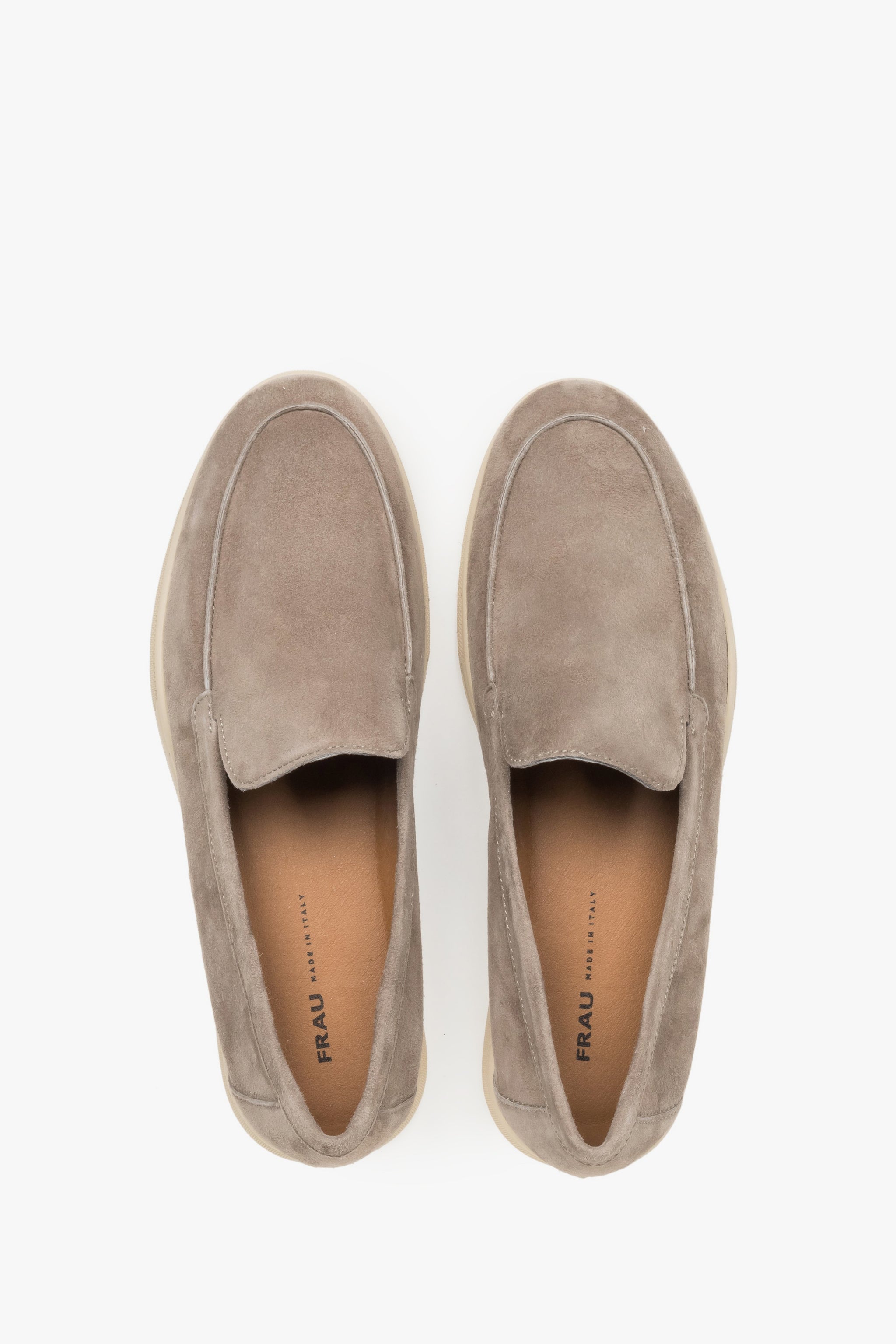 Loafersy damskie welurowe w kolorze jasnobrązowym Frau – prezentacja obuwia z góry, eksponująca profilowany przód oraz skórzaną wkładkę z oryginalnym logo marki Frau.